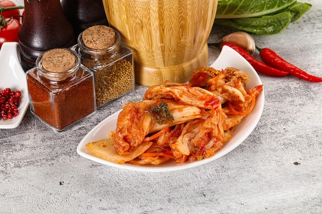 Foto cucina coreana kimchi di cavolo fermentato nella ciotola