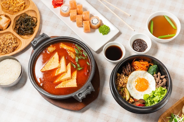 한국 요리 아시아 요리와 함께 테이블 일반 계획 배너에 한국 요리