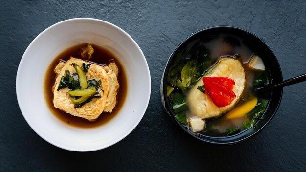 Корейский рыбный торт и овощный суп на столе