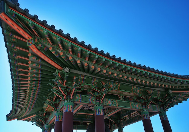 Foto campana dell'amicizia coreana contro un cielo blu limpido