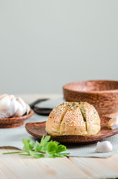 마늘 목재 표면이있는 나무 접시에 한국 마늘 빵