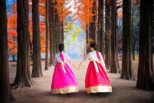 Photo korean girl walking in nami park in nami island