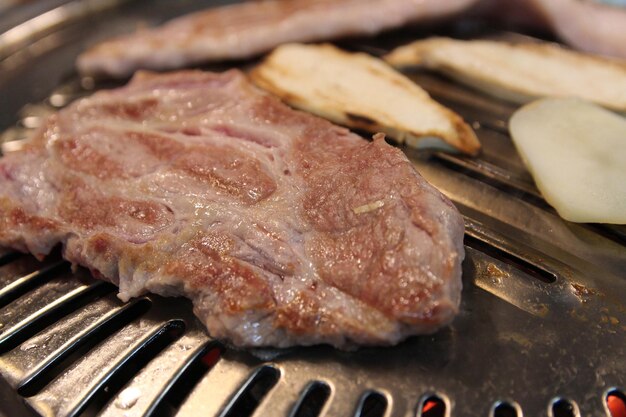 사진 한국식 고기 bbq 또는 한국식 레스토랑 부산에서 나무 석탄과 함께 samgyeopsal-gui