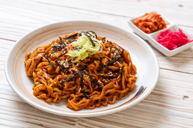 Tagliatella istantanea calda e piccante coreana con kimchi