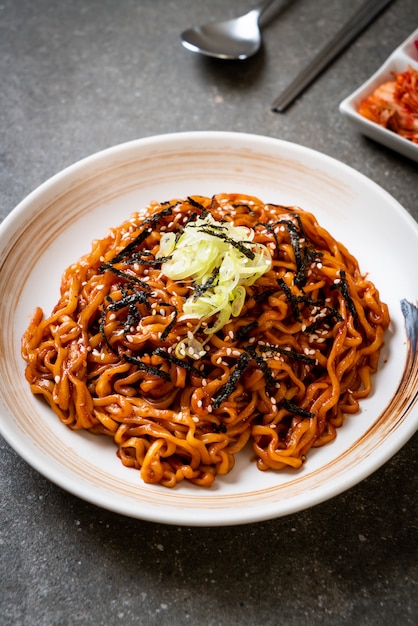 キムチと韓国の辛くてスパイシーなインスタント麺