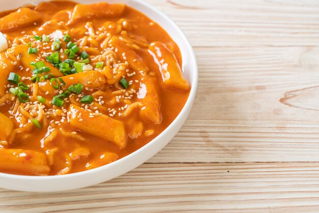 Spaghetti istantanei coreani e tteokbokki in salsa piccante coreana, rabokki. stile di cibo coreano