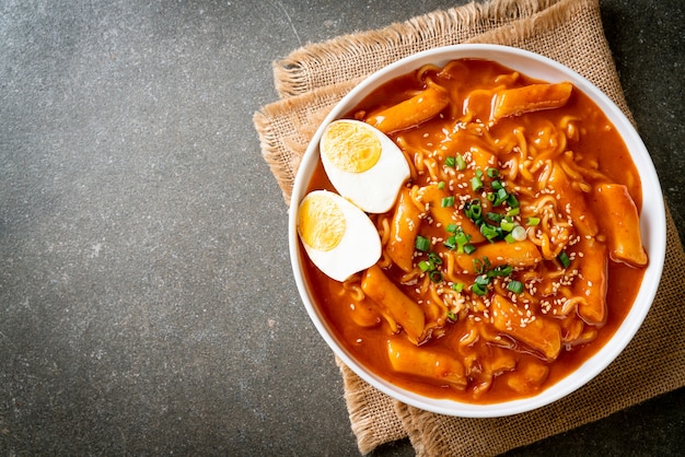 한국의 매운 소스에 한국의 인스턴트 국수와 떡볶이, Rabokki - 한국 음식 스타일