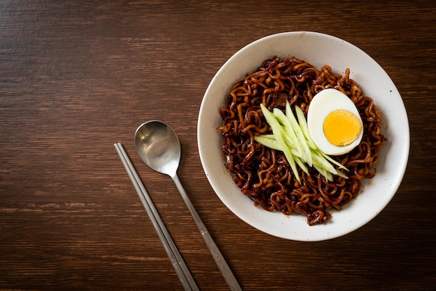 Корейская лапша быстрого приготовления с соусом из черной фасоли Jajangmyeon или JJJajangmyeon