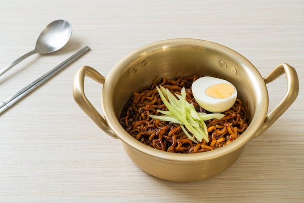 黒豆ソースをトッピングしたキュウリとゆで卵を使った韓国のインスタントラーメン（チャジャンミョンまたはチャジャンミョン）-韓国料理のスタイル
