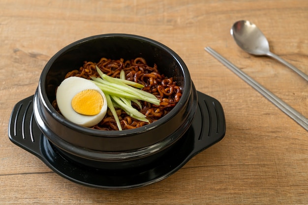 黒豆ソースをトッピングしたキュウリとゆで卵を使った韓国のインスタントラーメン（チャジャンミョンまたはチャジャンミョン）-韓国料理のスタイル