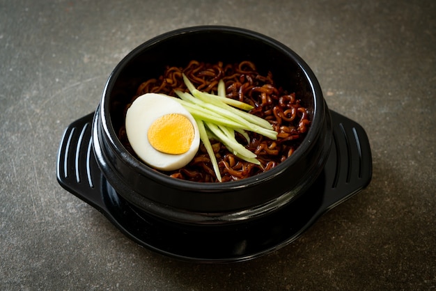 Noodle istantanei coreani con cetriolo ricoperto di salsa di fagioli neri e uovo sodo (jajangmyeon o jjajangmyeon) - stile di cibo coreano