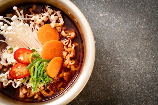 黄金の鍋に韓国のインスタントラーメン