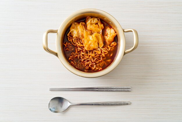 餃子入り韓国インスタントラーメン韓国料理スタイル