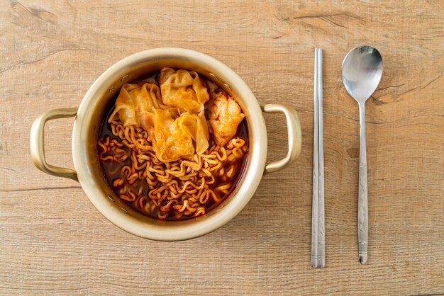 餃子入り韓国インスタントラーメン-韓国料理スタイル