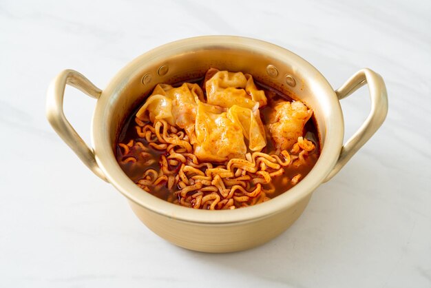 韓国のインスタント ヌードルと餃子 韓国料理スタイル