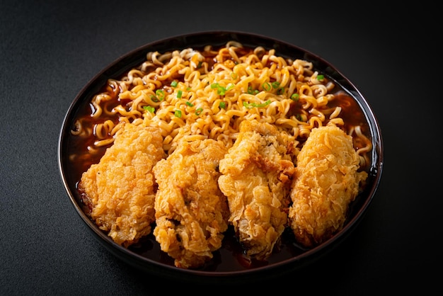 Корейская лапша быстрого приготовления с жареным цыпленком или жареным куриным рамёном - стиль корейской кухни