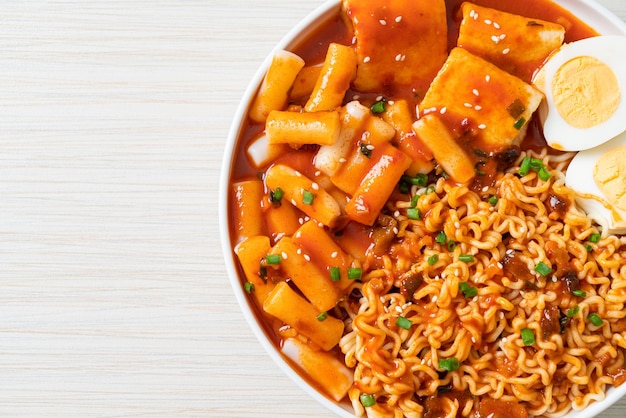 Premium Photo | Korean instant noodles with korean rice cake and fish cake  and boiled egg