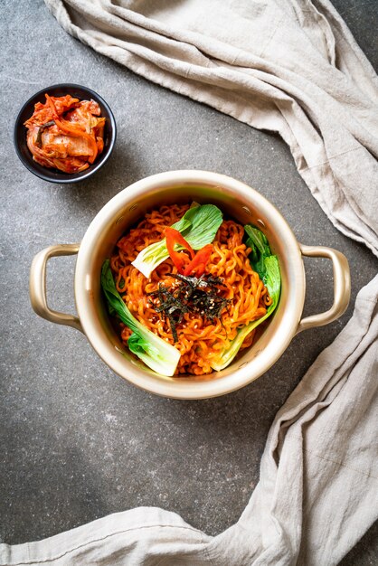 Spaghetti istantanei coreani con verdure e kimchi