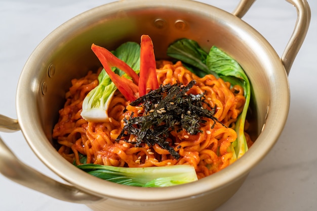 korean instant noodles with vegetable and kimchi