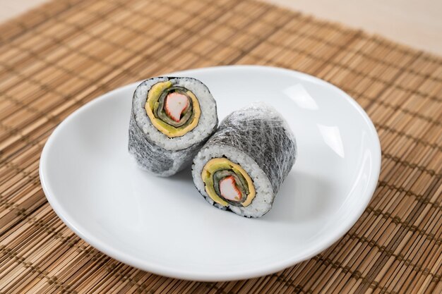 Photo korean and japanese style sushi kimbap wraps