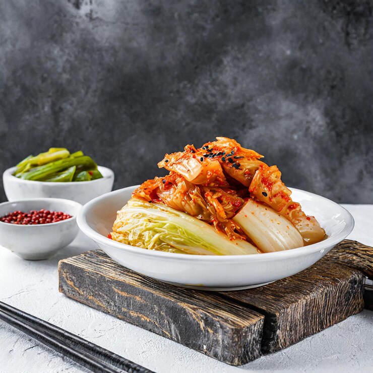 Photo korean kimchi korean traditional cabbage kimchi on a white plate white background closeup