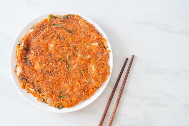 Pancake coreano kimchi o kimchijeon - uovo misto fritto, kimchi e farina - stile alimentare coreano