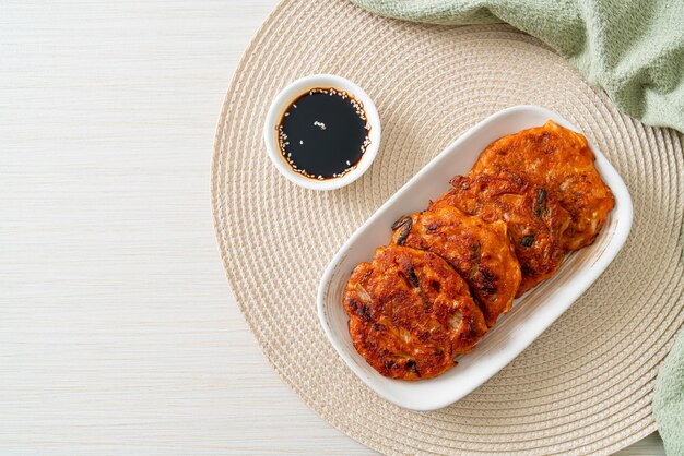 한국 김치 팬케이크 또는 김치전 튀긴 계란 김치와 밀가루 한국 전통 음식 스타일