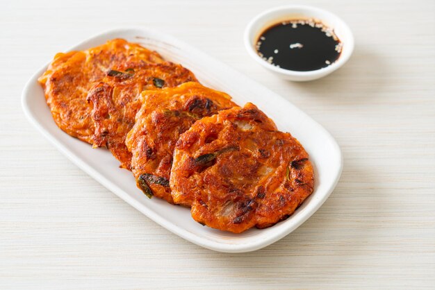 Photo korean kimchi pancake or kimchijeon fried mixed egg kimchi and flour