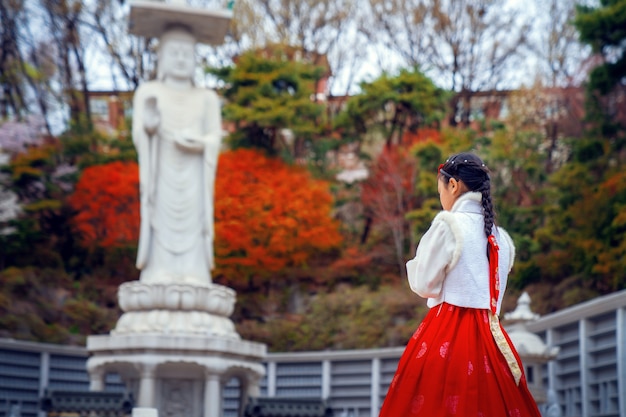 Signora coreana in abito hanbok nel tempio di bongeunsa