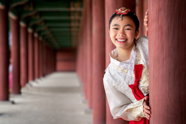 Signora coreana in costume abito hanbok