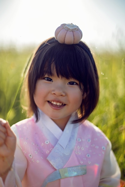 立っている4歳の女の子の韓国国民の子供たちのピンクの衣装