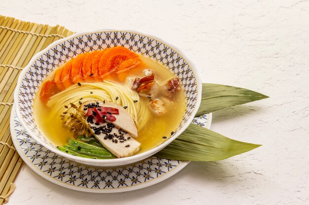 スモークチキンと野菜の韓国ラーメンスープ。健康的な食事のための春のスパイシーな料理