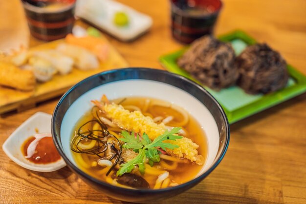 夕食の準備ができた丼に入った韓国の麺