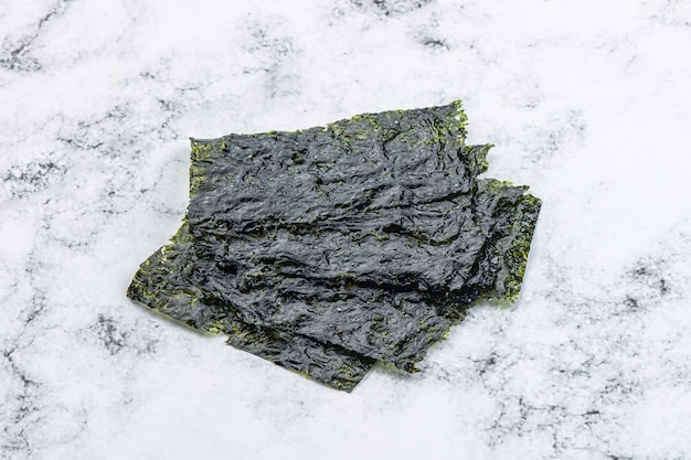 Foto spuntino coreano con patatine di alghe nori