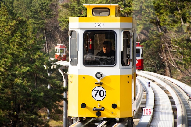 写真 2023 年 2 月 18 日に韓国の釜山で海雲台ビーチ パークに旅行の訪問のため尾浦駅でスカイ カプセル トラム海雲台ブルー ラインに座っている韓国人と外国人旅行者