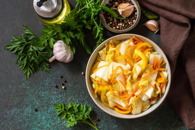 Cavolo kimchi vegetale fermentato tradizionale coreano sottaceto su un piano di lavoro in pietra vista dall'alto