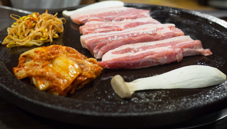 Photo 한국 돼지 고기 바베큐, 굽는 고기의 한국 요리
