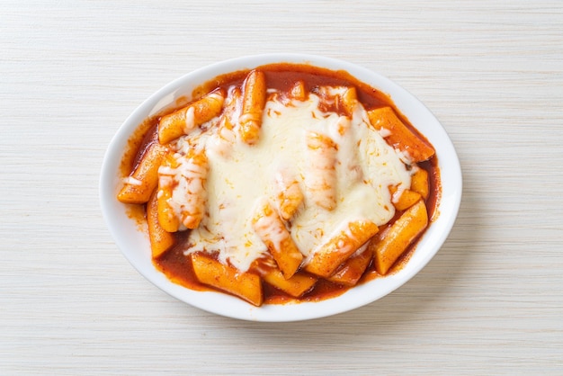 Photo korean rice cake in spicy korean sauce with cheese cheese tokpokki tteokbokki with cheese