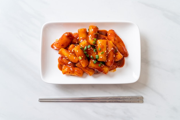 소시지와 매운 소스를 곁들인 한국 떡볶이 (떡볶이). 한식 스타일