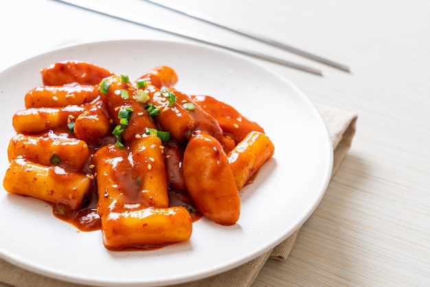 Bastoncino di torta di riso coreano con salsiccia in salsa piccante tteokbokki