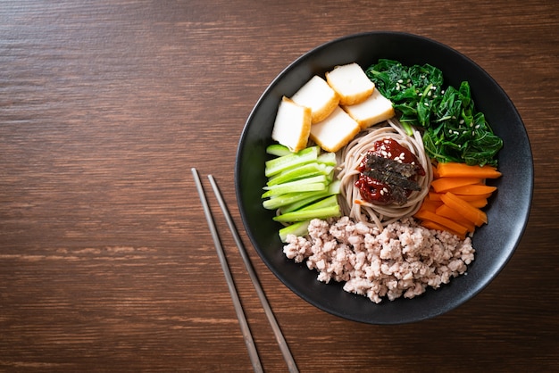 한국의 매운 냉면-비빔 막국수 또는 비빔 국수-한식 스타일