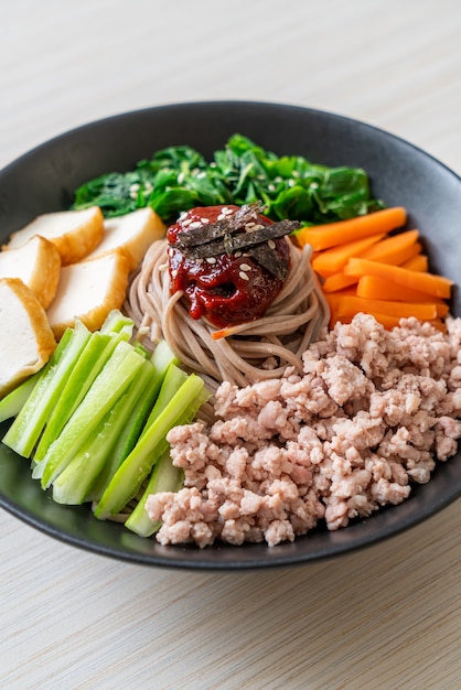 Tagliatelle fredde piccanti coreane - bibim makguksu o bibim guksu - stile alimentare coreano