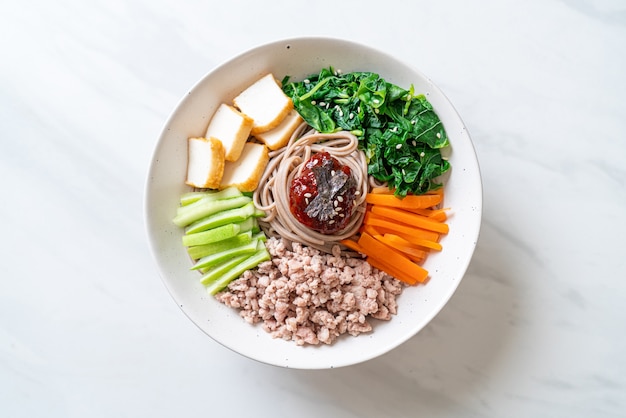 한국의 매운 냉면-비빔 막국수 또는 비빔 국수-한식 스타일