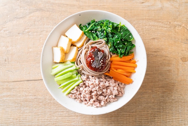 한국 매운 냉면 - 비빔 막국수 또는 비빔 국수 - 한국 음식 스타일