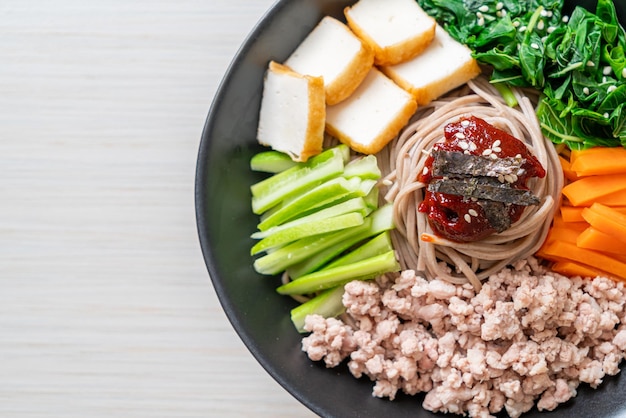 한국 매운 냉면 - 비빔 막국수 또는 비빔 국수 - 한국 음식 스타일