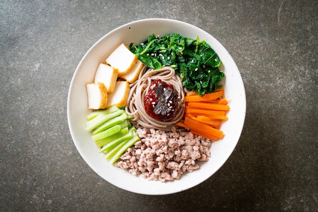 사진 한국의 매운 냉면-비빔 막국수 또는 비빔 국수-한식 스타일