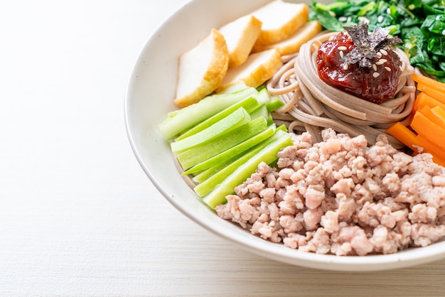 비빔 막국수라고 불리는 한국의 매운 냉면