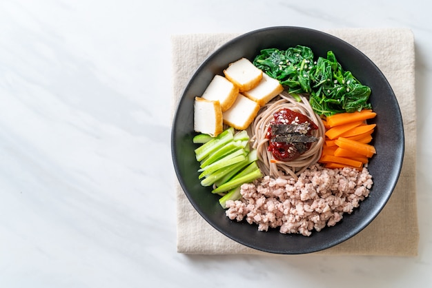 韓国の辛い冷やし麺