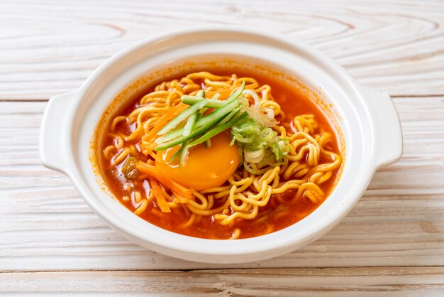 Spaghetti istantanei coreani piccanti con uovo, verdura e kimchi