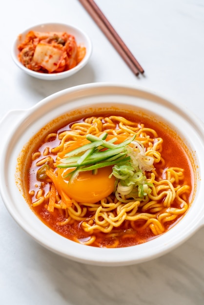 卵、野菜、キムチと韓国のスパイシーなインスタント麺